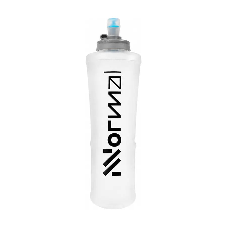 Bidón flexible NNormal Water Flask 500ml Lock, vista frontal completa con tapa de bloqueo