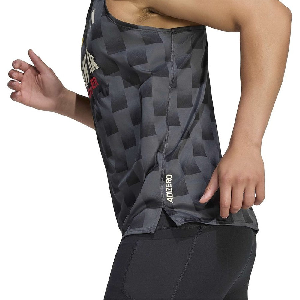 Camiseta tirantes Adidas Adizero NYC gris oscuro, vista lateral con abertura y logo ADIZERO