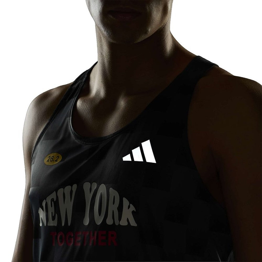 Camiseta tirantes Adidas Adizero NYC gris oscuro, detalle del logo Adidas reflectante de noche