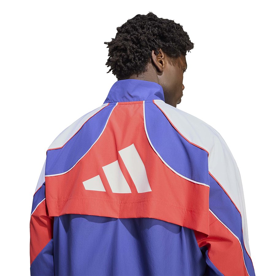 Detalle de la espalda de la chaqueta Adidas Adizero Archive azul y roja con logotipo de adidas