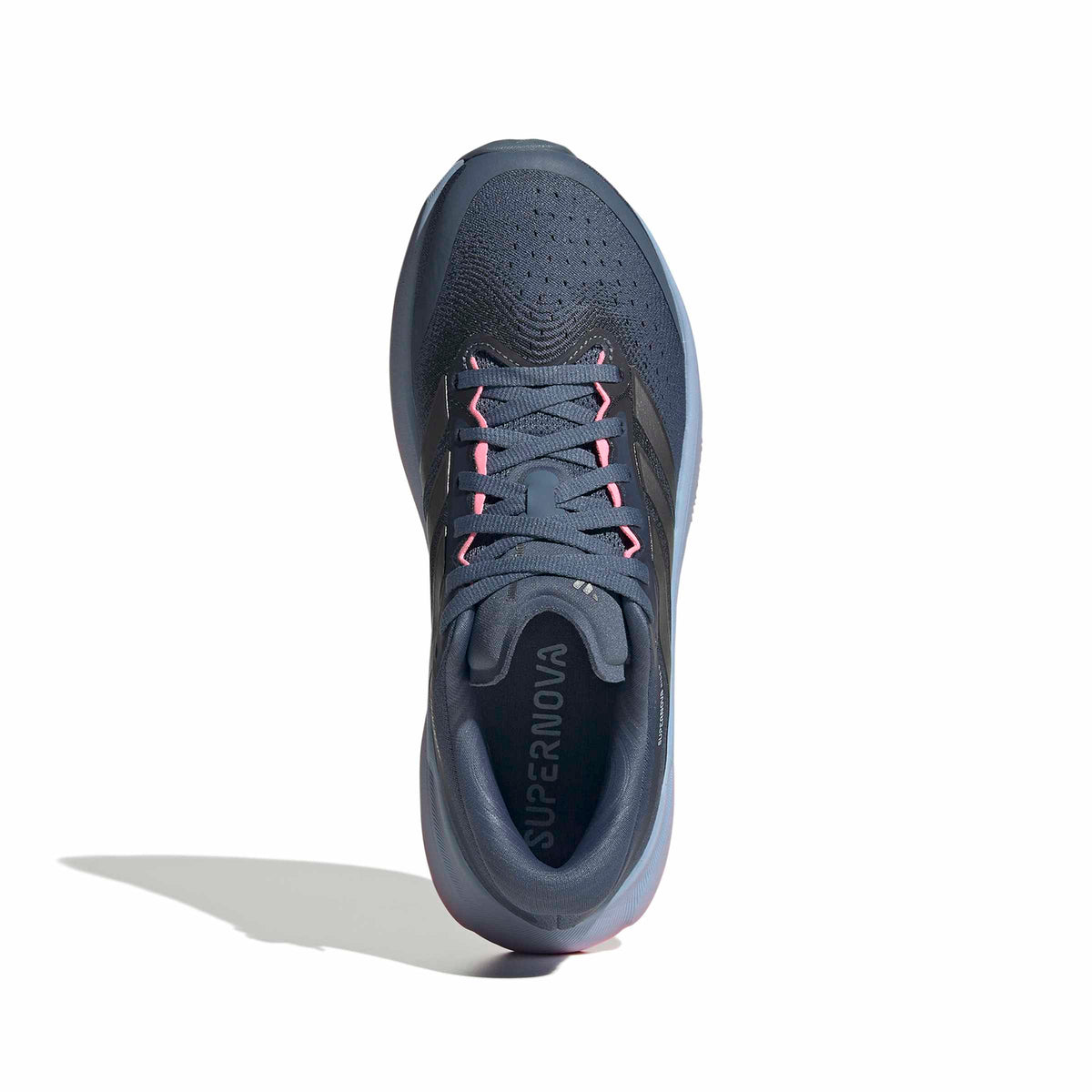 Zapatilla de running Adidas Supernova Rise 3 mujer azul y gris vista desde arriba, detalle del empeine, los cordones rosas y la lengüeta