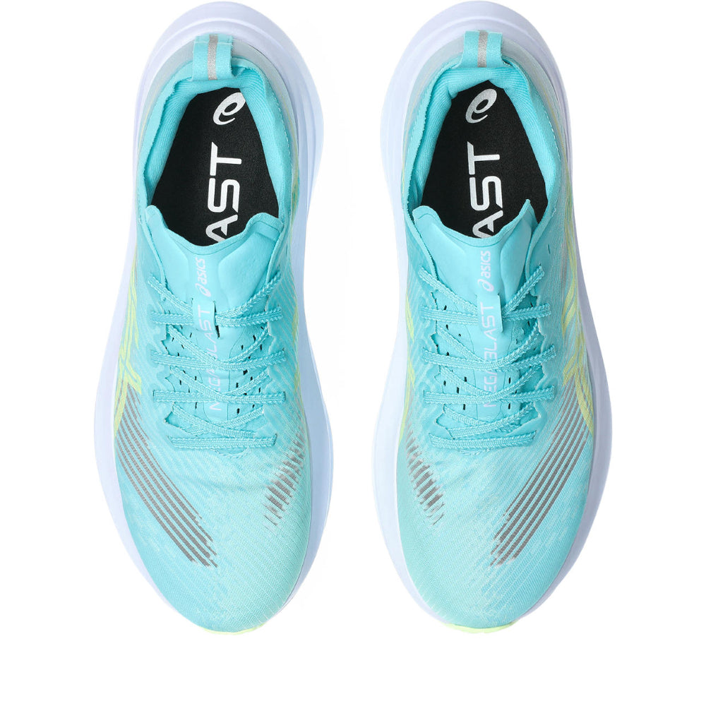 Par de zapatillas Asics Megablast turquesa lila visto desde arriba, detalle del empeine