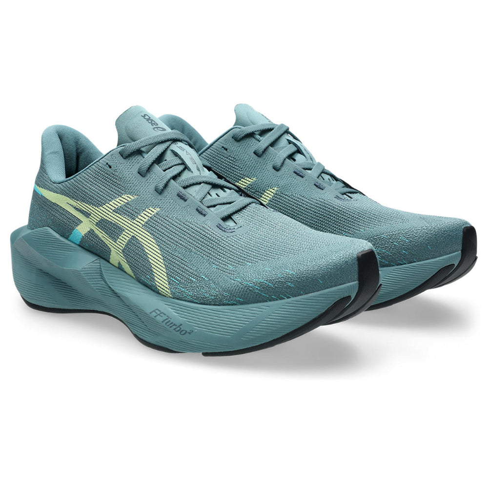 Par de zapatillas de running Asics Novablast 6 verde y lima, vista frontal en ángulo