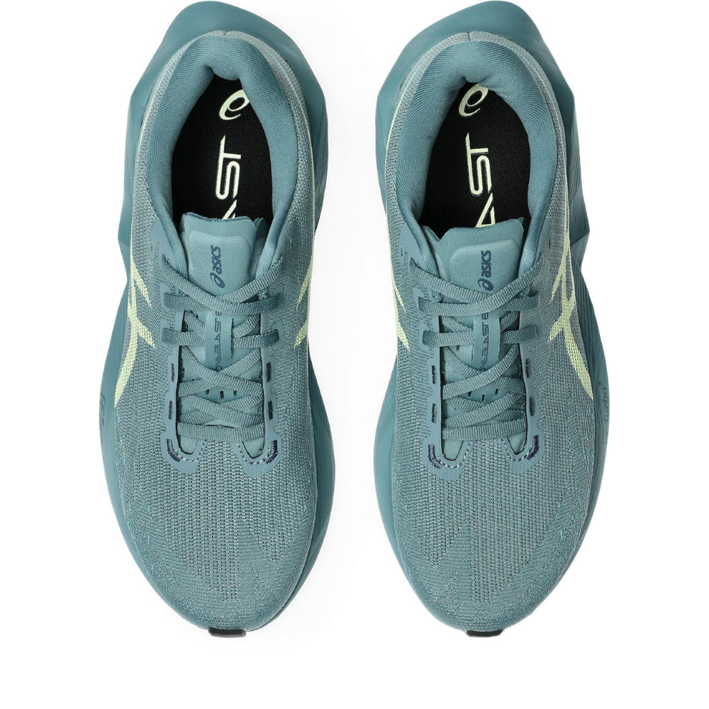 Par de zapatillas de running Asics Novablast 6 verde y lima visto desde arriba, detalle del empeine y los cordones
