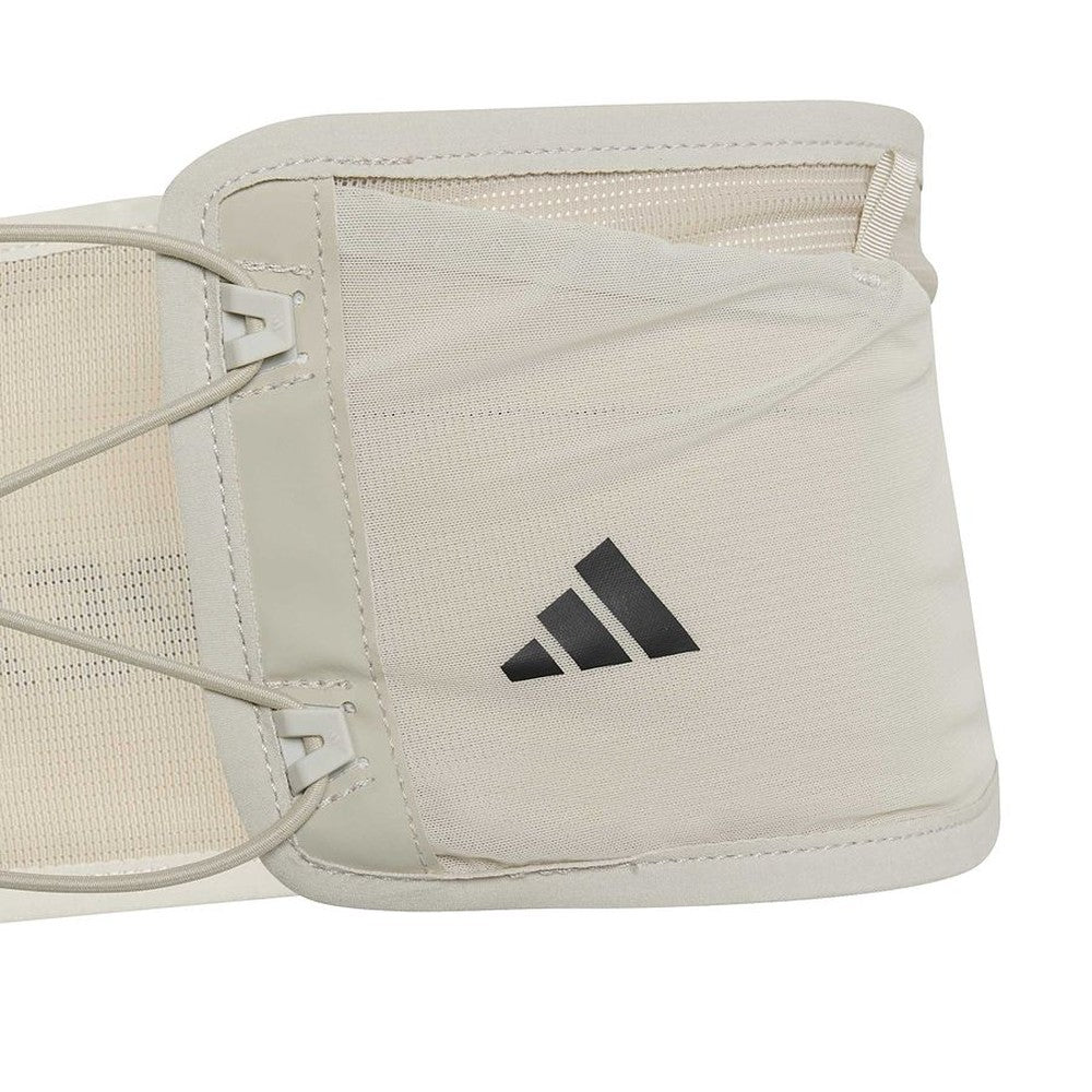 Cinturón Adidas Terrex Xperior Beige, detalle del bolsillo con logo Adidas y enganches del cordón elástico