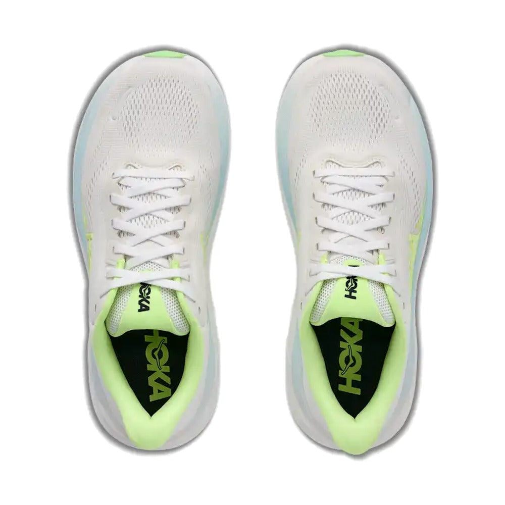 Par de zapatillas Hoka Clifton 11 mujer blanco y celeste visto desde arriba, detalle del empeine de malla