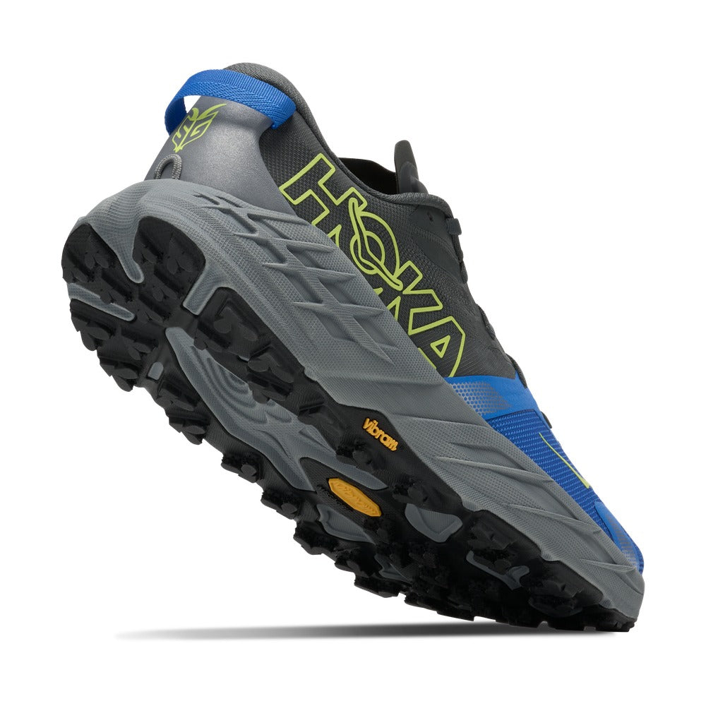 Talon y suela Vibram Megagrip de la Hoka Speedgoat 7 azul y gris, vista en angulo trasero
