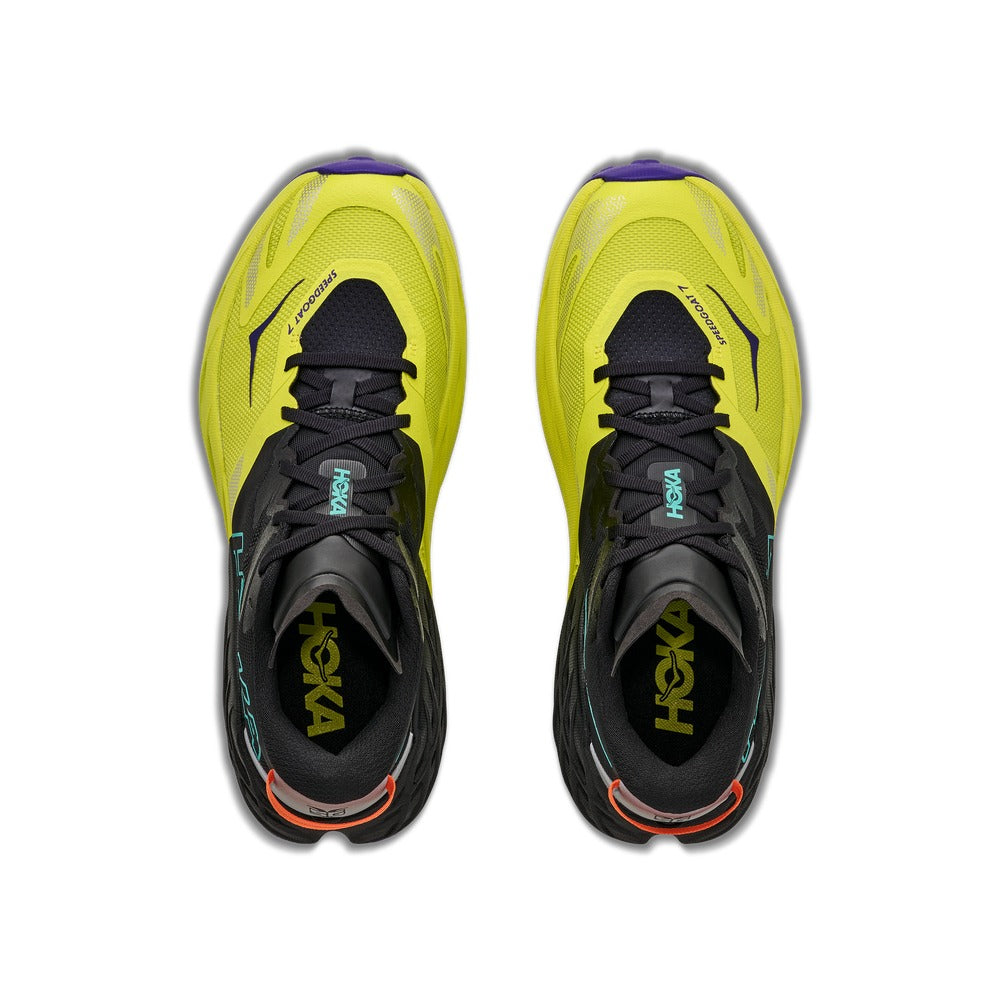 Par de zapatillas Hoka Speedgoat 7 negro y amarillo visto desde arriba, detalle del empeine