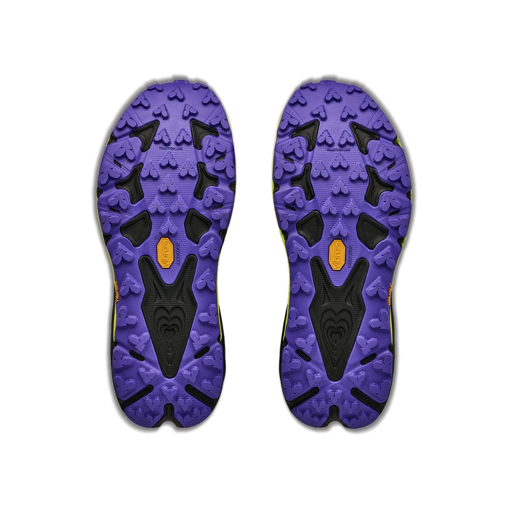 Suela de tacos Vibram Megagrip de 5 mm de la Hoka Speedgoat 7 negro y amarillo, vista inferior del par