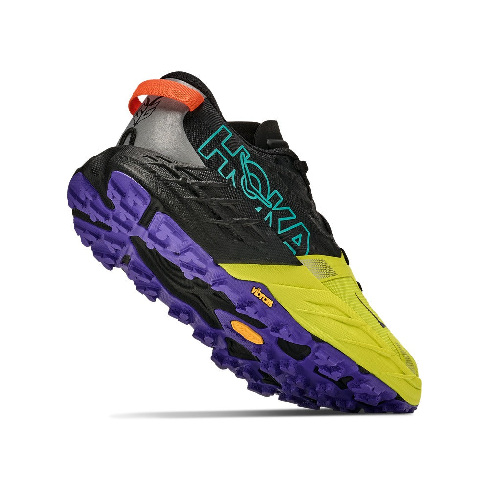 Talón y suela Vibram Megagrip de la Hoka Speedgoat 7 negro y amarillo, vista en ángulo trasero