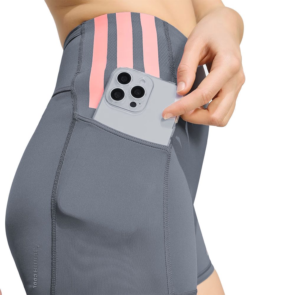 Mallas cortas Adidas Adizero 4 pulgadas de mujer gris con rayas rosas, detalle del bolsillo lateral con móvil