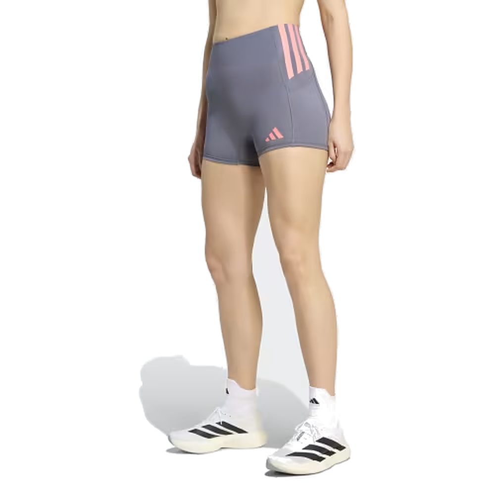 Modelo con las mallas cortas Adidas Adizero 4 pulgadas de mujer grises con rayas rosas y zapatillas de running