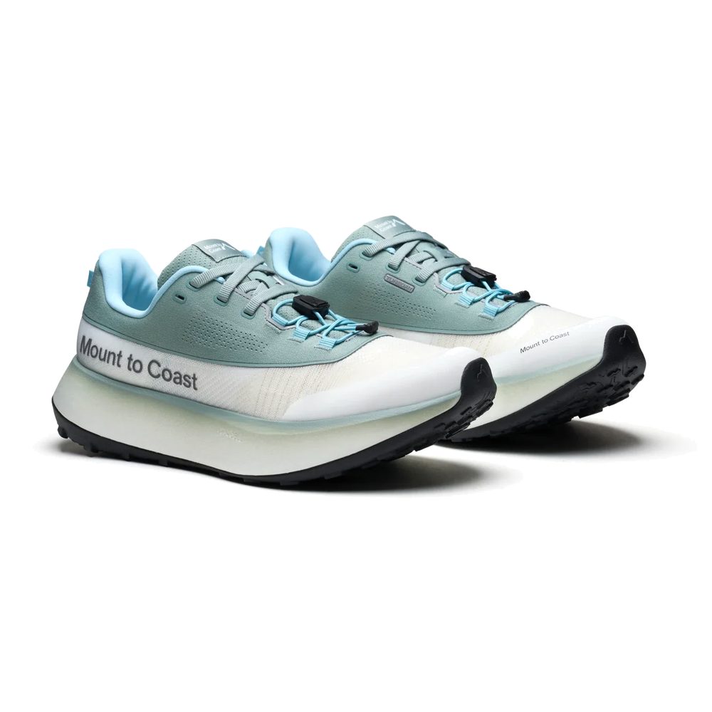 Par de zapatillas de trail running Mount to Coast H1 verde y azul, vista frontal en ángulo