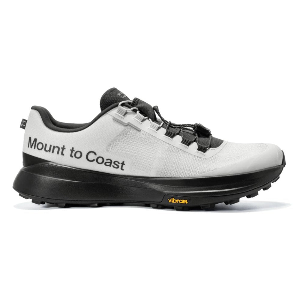 Zapatilla de trail running Mount to Coast T1 gris y negro, vista lateral exterior