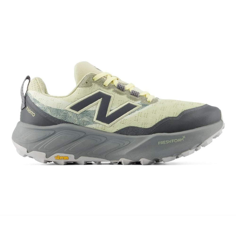 Zapatilla de trail running New Balance Hierro amarillo pálido y gris, vista lateral con refuerzo Toe Protect
