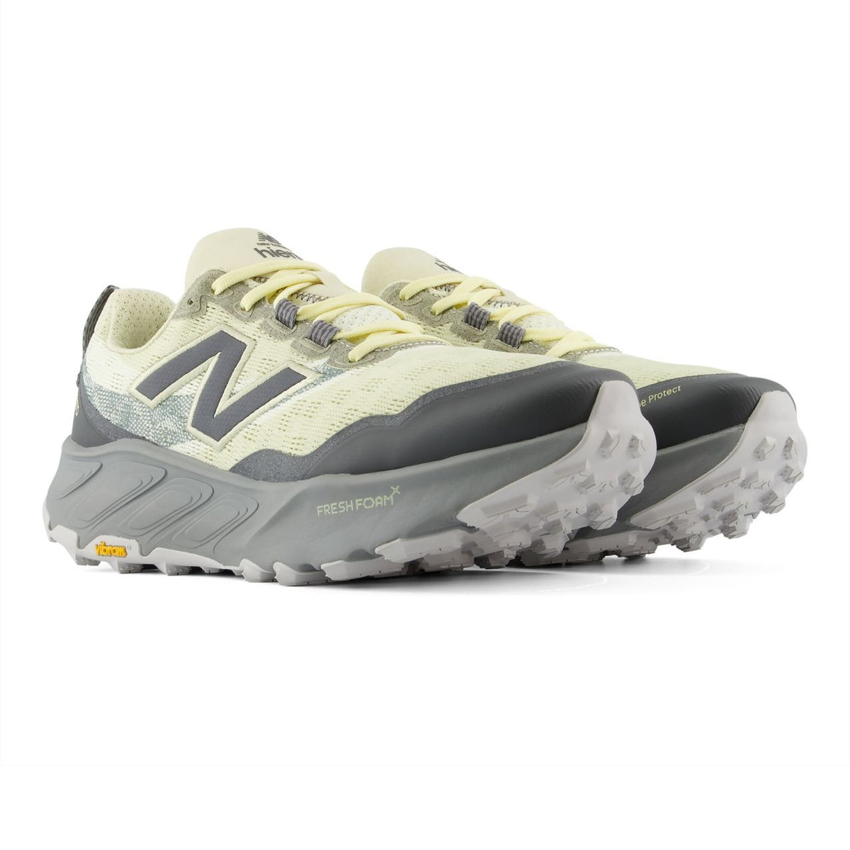 Par de zapatillas New Balance Hierro amarillo pálido y gris vistas en ángulo, detalle de suela y amortiguación