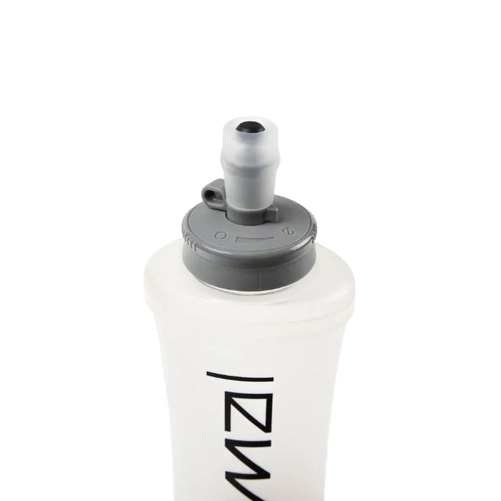 Detalle de la tapa de bloqueo del bidón NNormal Water Flask 500ml Lock, boquilla cerrada