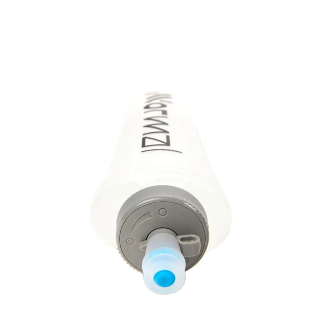 Detalle en ángulo de la válvula y el cierre de bloqueo del bidón NNormal Water Flask 500ml Lock