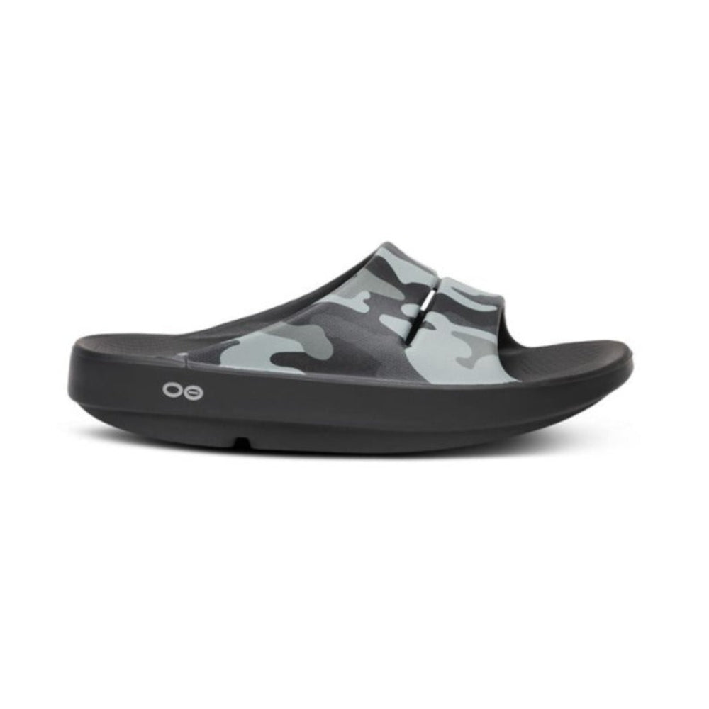 Sandalia de recuperación OOFOS OOahh Sport Night Camo camuflaje gris y negro, vista lateral