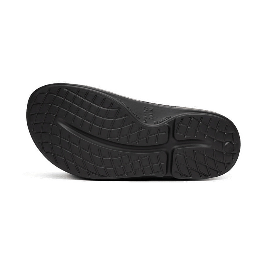 Suela de la sandalia de recuperación OOFOS OOahh Sport camuflaje gris y negro, vista inferior