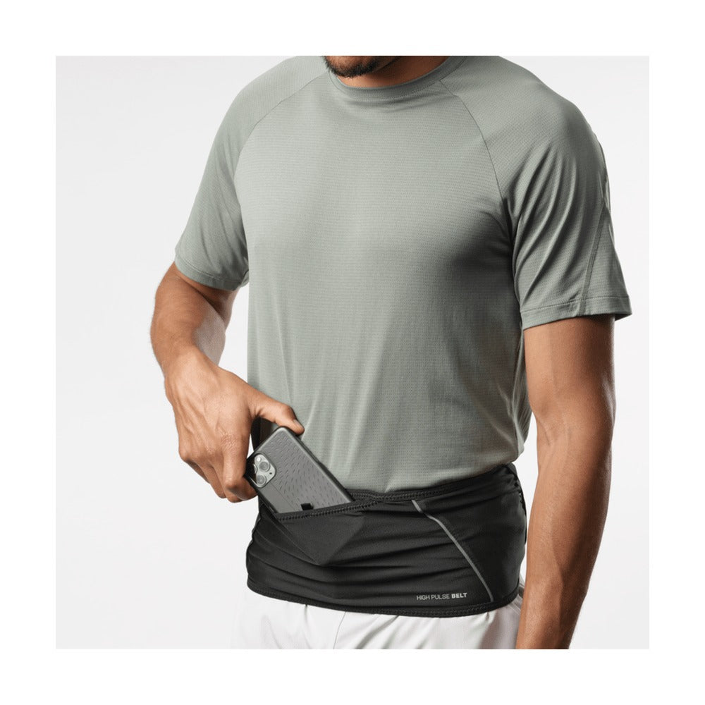 Corredor guardando el móvil en el bolsillo frontal del cinturón Salomon High Pulse Belt negro