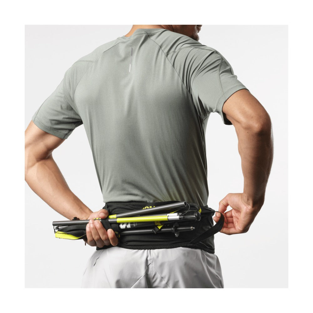 Cinturón Salomon High Pulse Belt negro visto por detrás llevando bastones plegados sujetos con las correas elásticas