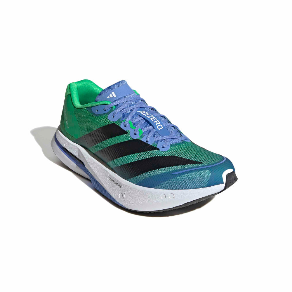 Adidas Adizero Boston 13 verde y azul en vista frontal en ángulo, detalle de la puntera y los cordones
