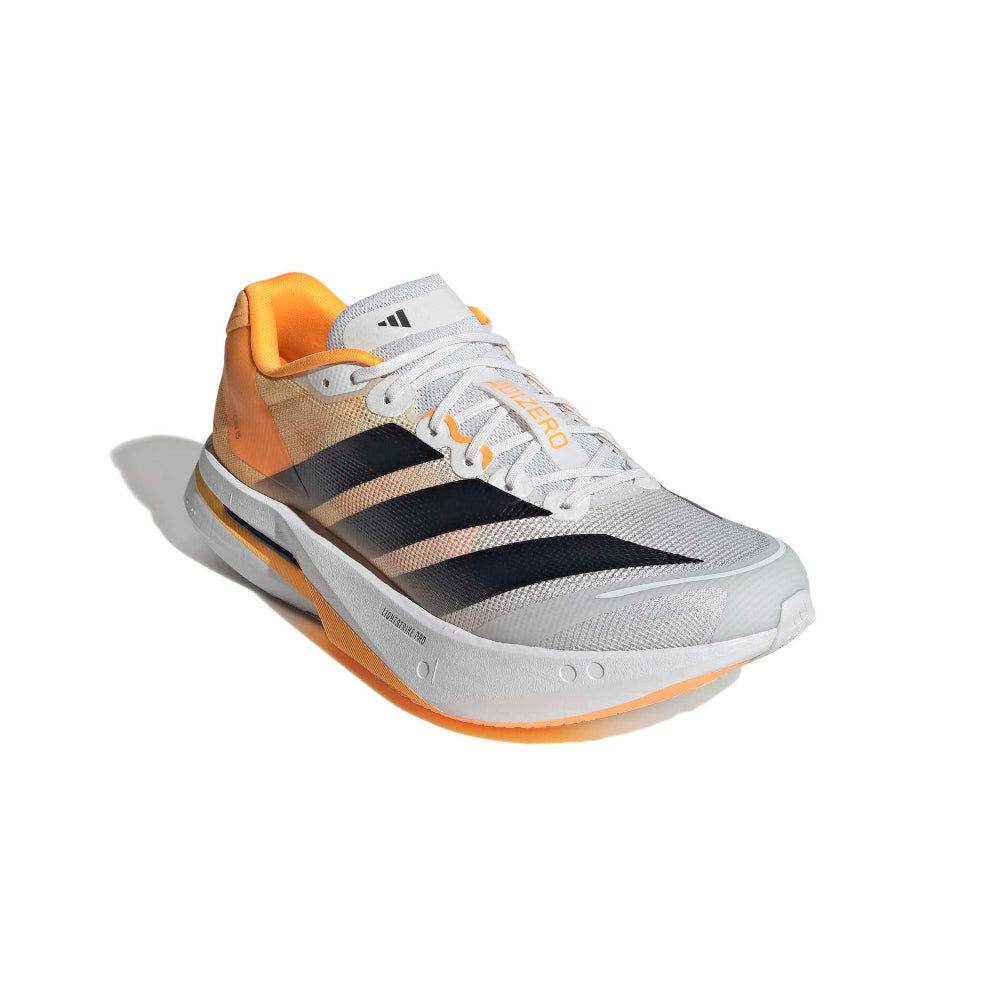 Adidas Adizero Boston 13 naranja y blanco vista en ángulo frontal, malla de ingeniería y tres rayas negras