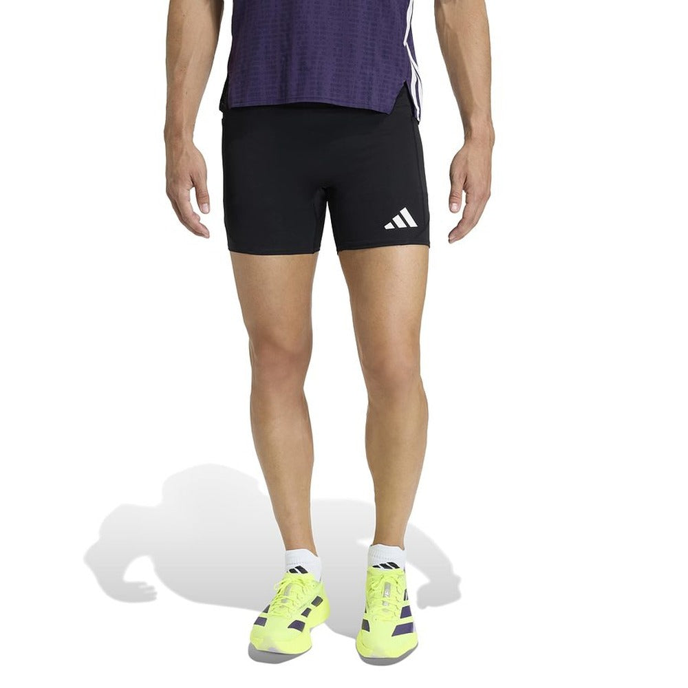Corredor con las mallas cortas Adidas Adizero Running negras con bolsillo, vista frontal con modelo