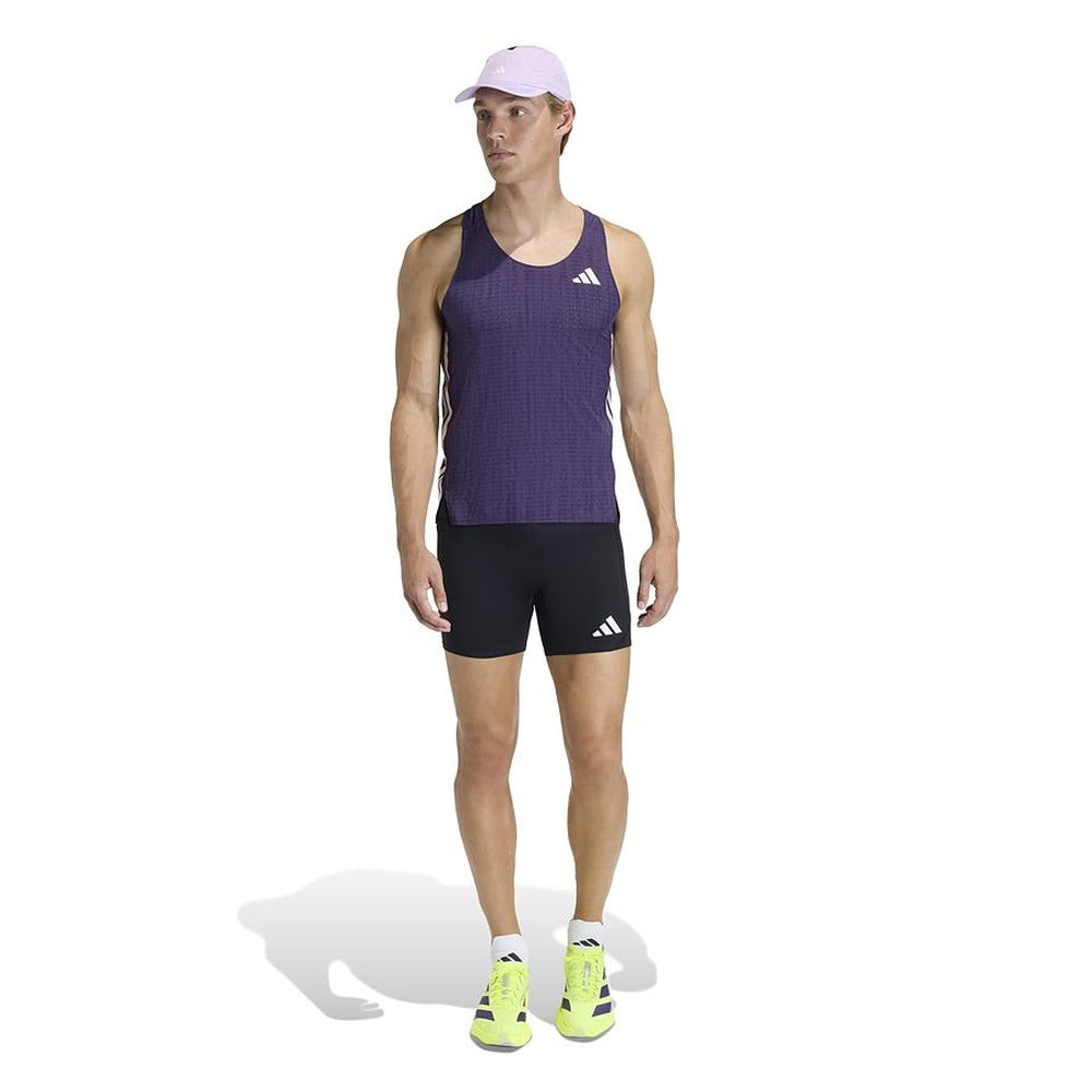 Corredor con camiseta de tirantes morada y mallas cortas Adidas Adizero Running negras con bolsillo, cuerpo entero