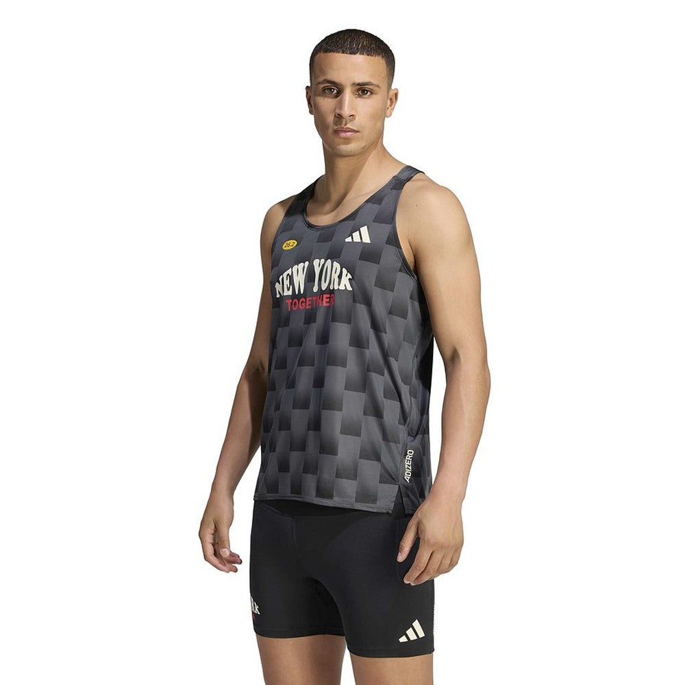 Camiseta tirantes Adidas Adizero NYC gris oscuro puesta por un corredor, vista tres cuartos con modelo
