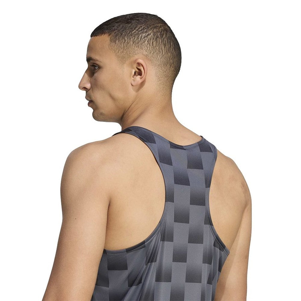 Camiseta tirantes Adidas Adizero NYC gris oscuro, vista de espalda con corte racerback