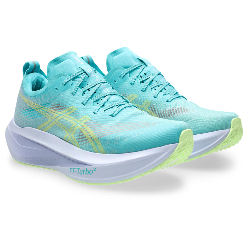Par de zapatillas de running Asics Megablast turquesa lila, vista frontal en tres cuartos con mediasuela FF Turbo