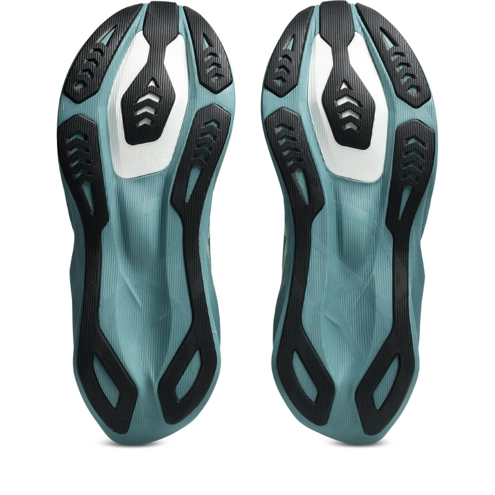 Suela de las zapatillas de running Asics Novablast 6 verde y lima, vista inferior del par