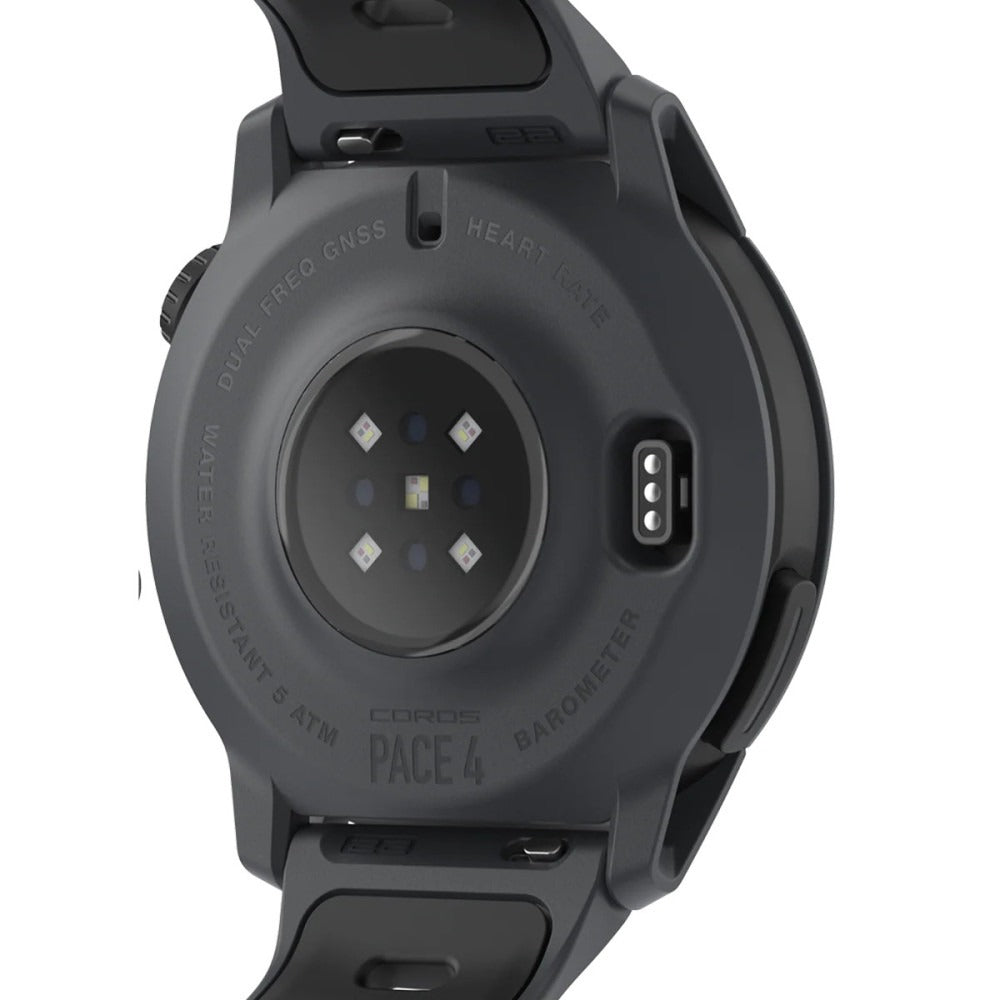 Parte trasera del reloj GPS Coros Pace 4 Negro con sensor optico de frecuencia cardiaca, conector de carga y grabado de 5 ATM