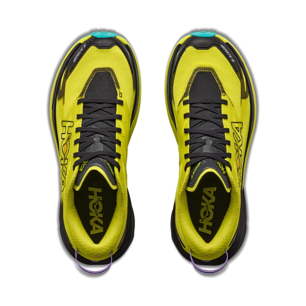Par de zapatillas Hoka One One Mafate 5 amarillo y negro visto desde arriba, detalle del empeine