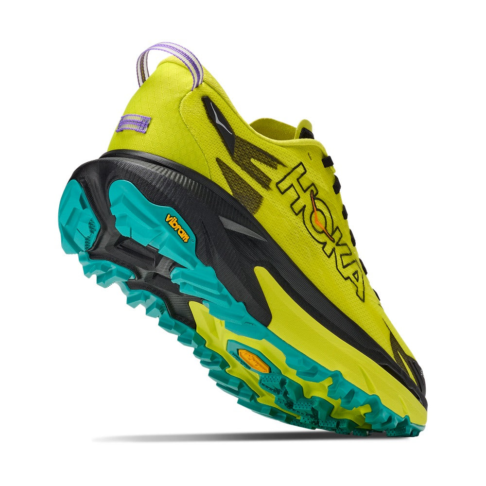 Talón y suela Vibram Megagrip de la Hoka One One Mafate 5 amarillo y negro, vista en ángulo trasero