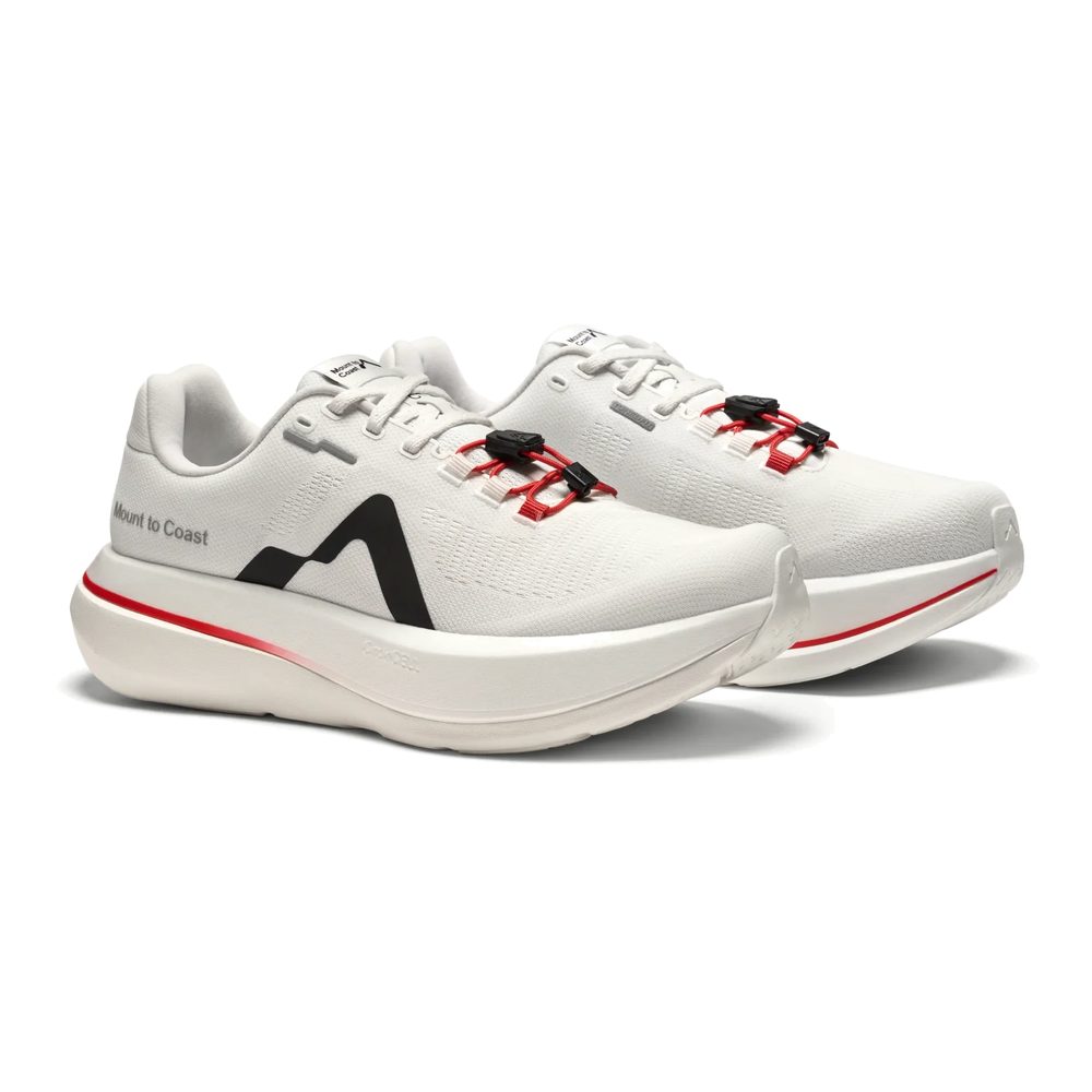 Par de zapatillas de running para asfalto Mount to Coast C1 blanco y rojo, vista frontal en ángulo