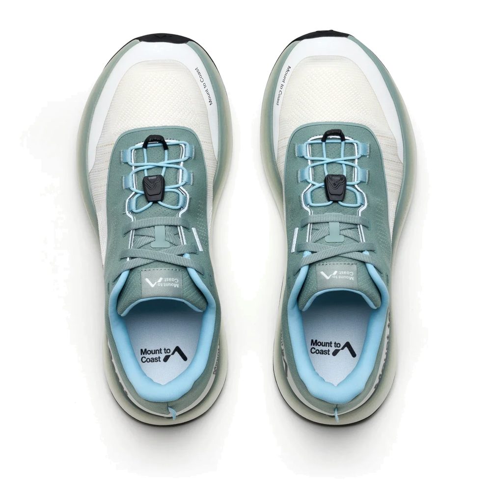 Par de zapatillas Mount to Coast H1 verde y azul visto desde arriba, detalle del upper y de los cordones TUNEDFIT
