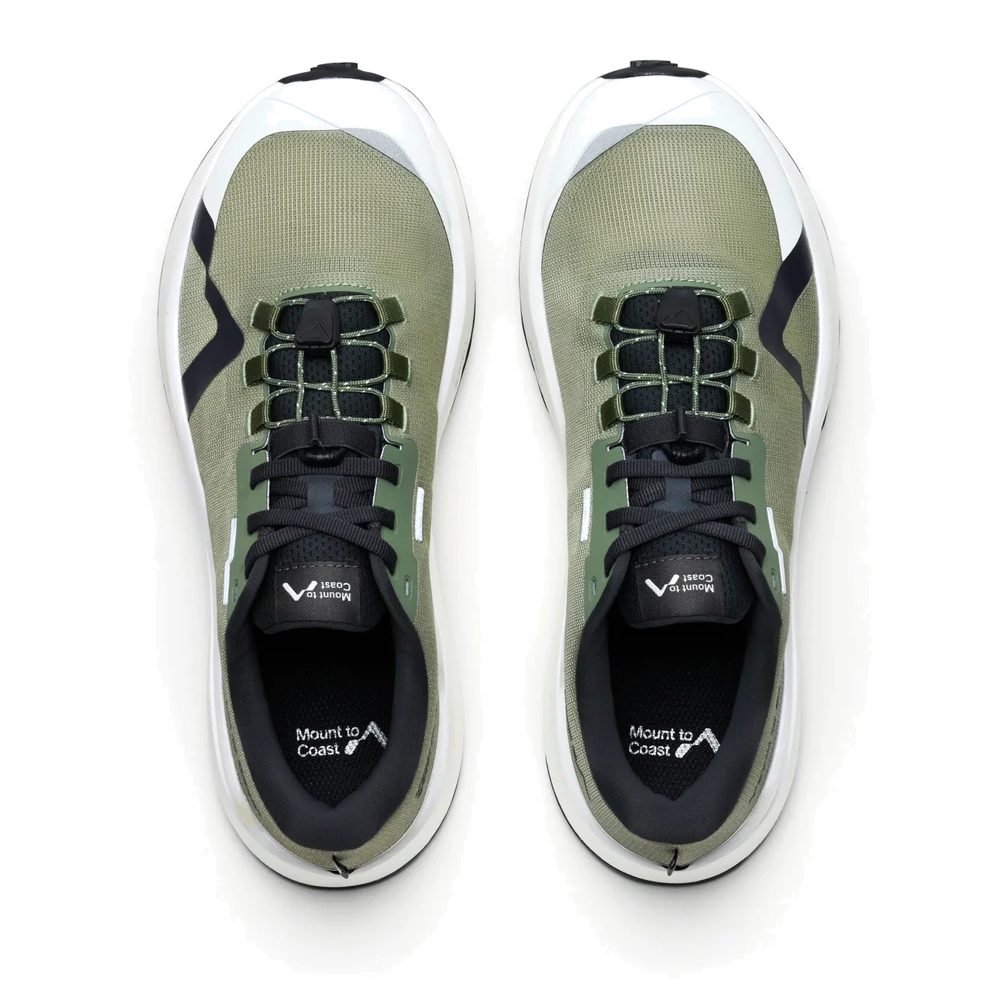 Zapatilla de trail running Mount to Coast M1 verde oliva vista desde arriba, detalle del empeine y sistema de cordones
