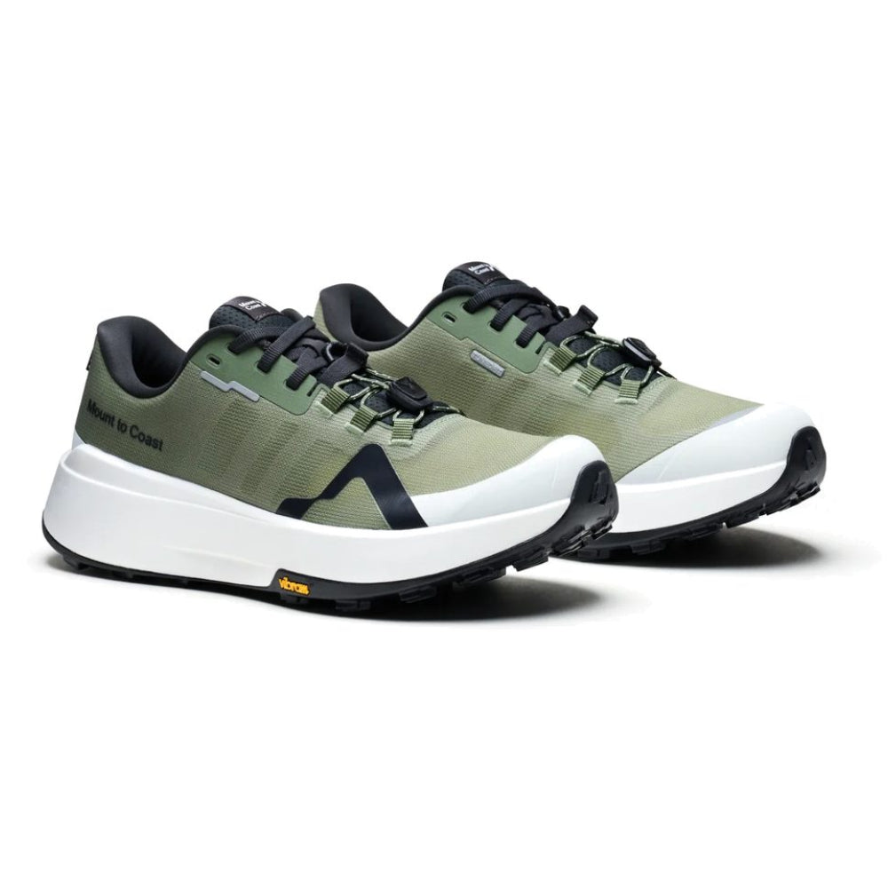 Zapatilla de trail running Mount to Coast M1 verde oliva, vista lateral en ángulo frontal con detalle del sistema de cordones TUNEDFIT