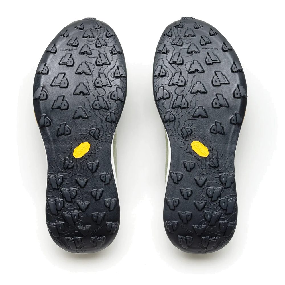 Suela Vibram Megagrip de la zapatilla Mount to Coast M1, vista inferior con detalle de los tacos de 4 mm