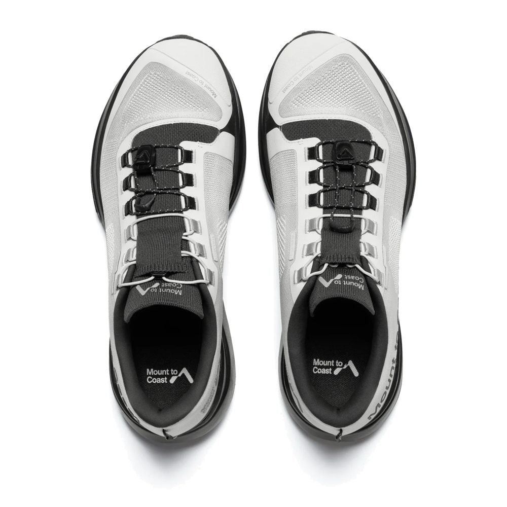 Par de zapatillas Mount to Coast T1 gris y negro visto desde arriba, detalle del upper y del sistema de cordones TUNEDFITm 