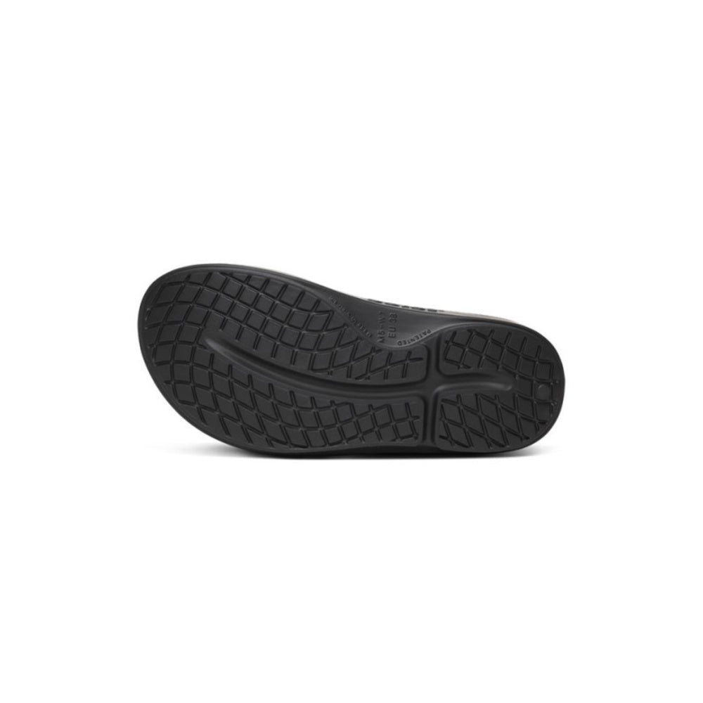 Suela de OOfoam con relieve de la sandalia OOFOS OOahh Sport Night Camo camuflaje gris y negro, vista inferior