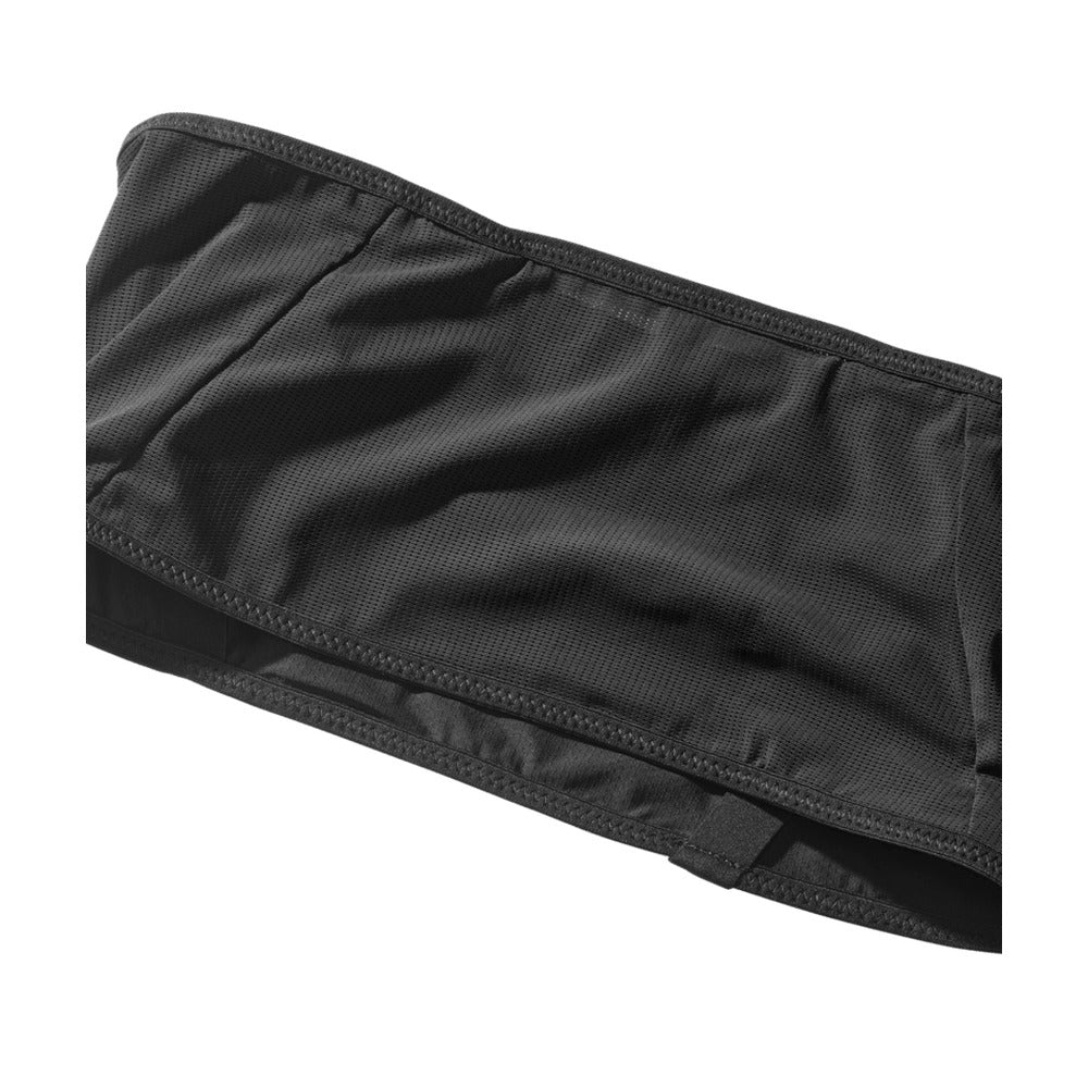 Detalle del tejido de malla elástico y las costuras del cinturón Salomon High Pulse Belt negro