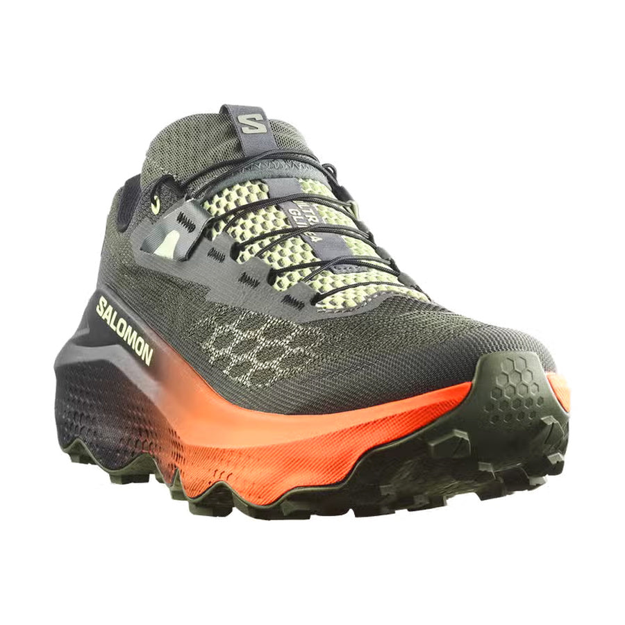 Zapatilla Salomon Ultra Glide 4 gris oscuro y naranja en vista tres cuartos, detalle de la puntera, los cordones y la suela con tacos