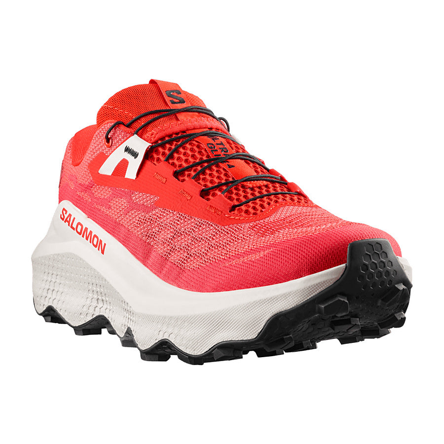 Zapatilla Salomon Ultra Glide 4 roja y blanca en vista tres cuartos, detalle de la puntera, los cordones y la suela con tacos